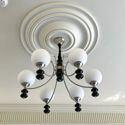 Witte plafondrozet rond het lichtpunt van een zesarmige lamp