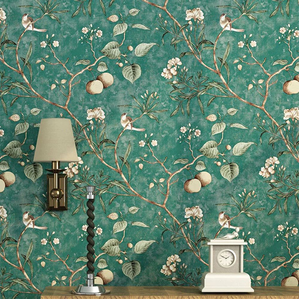 Mit selbstklebender Tapete Grün mit Birnen beklebte Wand, mit Wandleuchten, Lampe und Uhr
