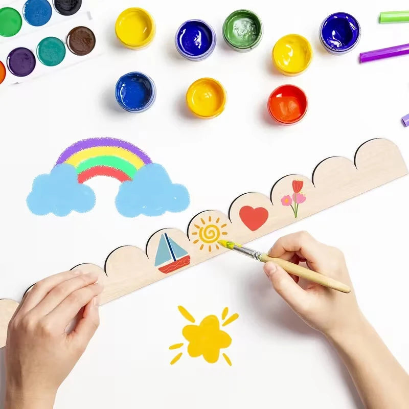 Houten sierlijst met schulprand in regenboogkleuren geverfd, naast verfpotten