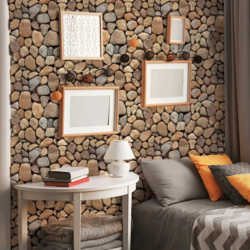 Slaapkamer met een muur bedekt met 3D-panelen met kiezellook