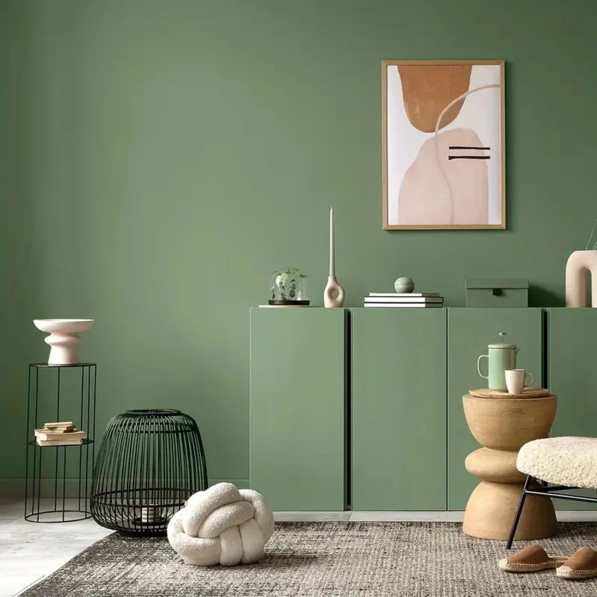 Wohnzimmer mit einer Wand und niedrigen Schränken, mit salbeigrüner Möbelfolie beklebt