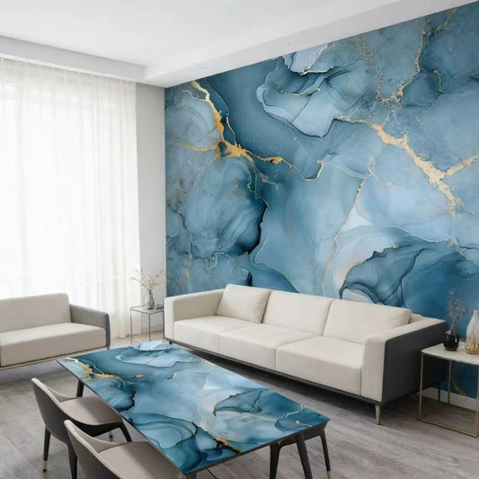 Wohnzimmer mit Wand und Tisch, beklebt mit selbstklebender Tapete in blau-goldener Marmoroptik