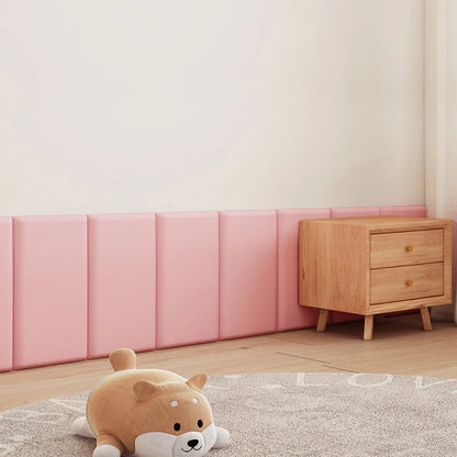 Rosa gepolsterte Paneele an der Wand neben einem Nachttisch