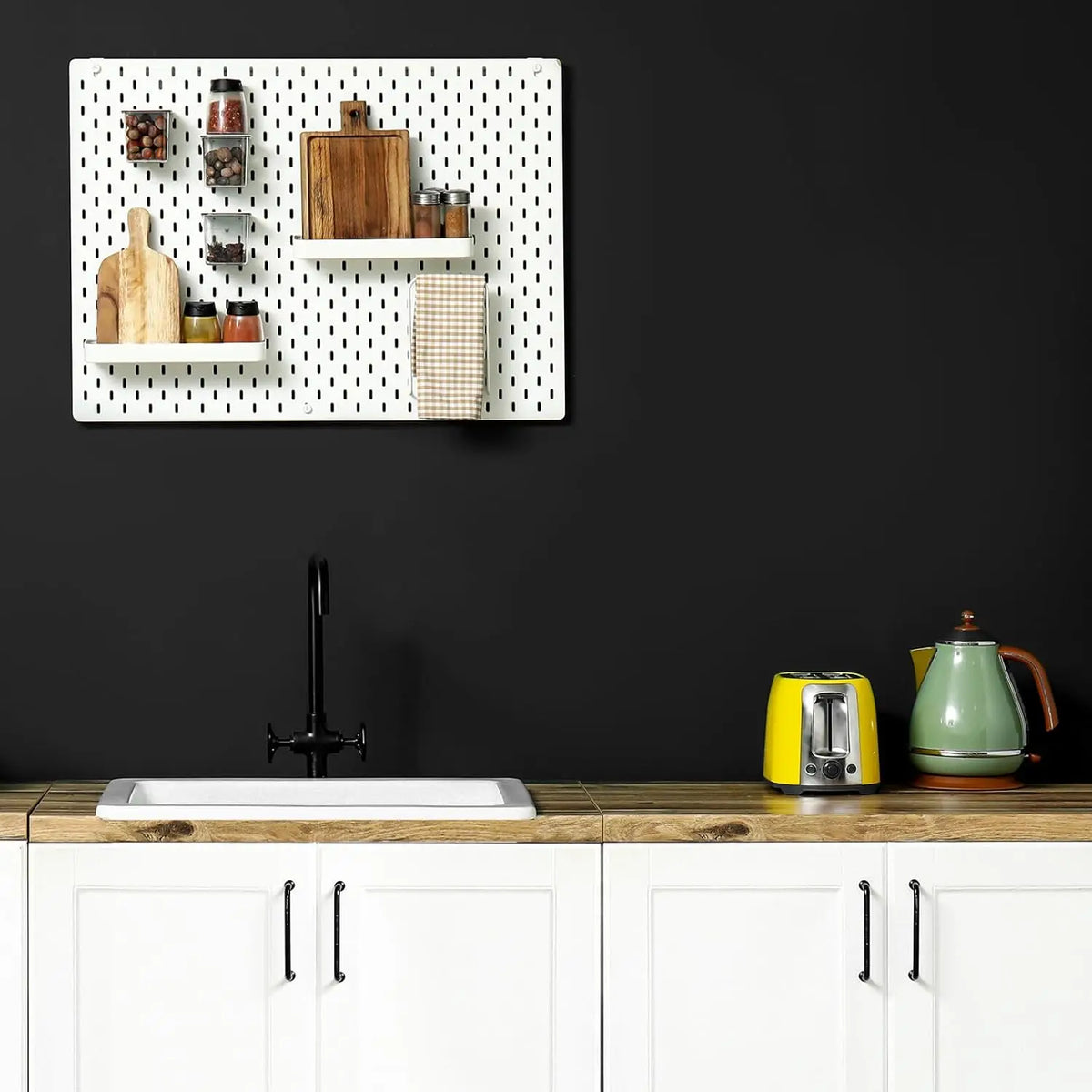 Küche mit einer Wand über der Spüle, die mit schwarzer Möbelfolie beklebt ist