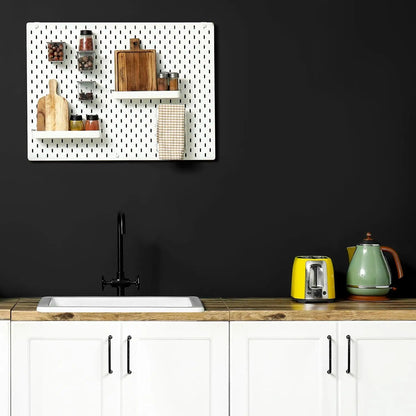 Küche mit einer Wand über der Spüle, die mit schwarzer Möbelfolie beklebt ist