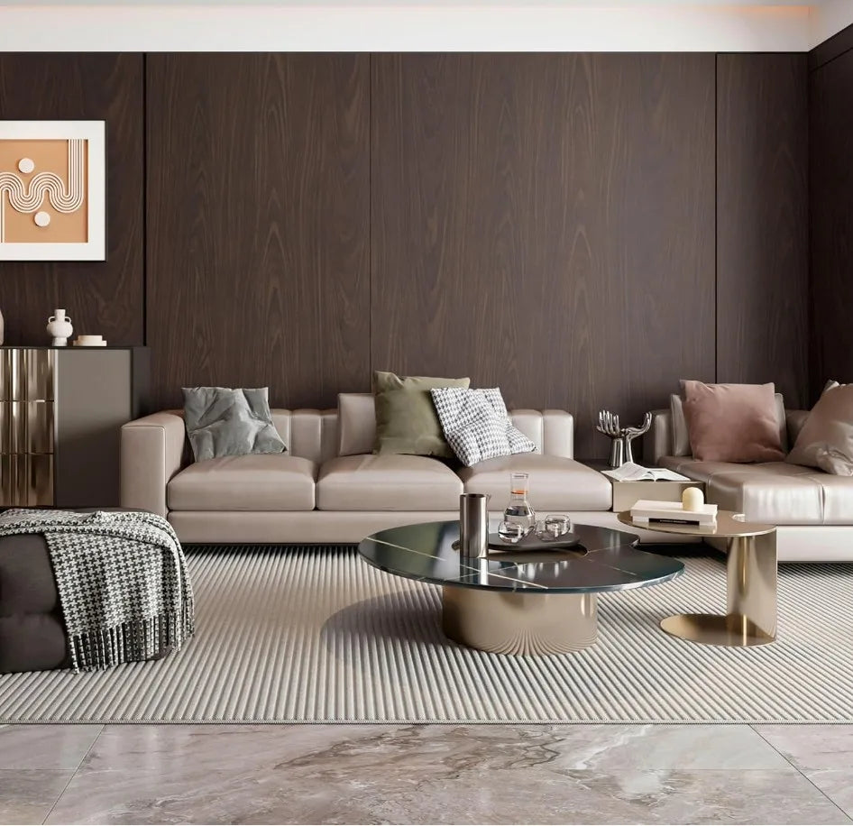 Wohnzimmer mit Wand in dunkler Holzoptik hinter dem Sofa