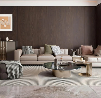 Wohnzimmer mit Wand in dunkler Holzoptik hinter dem Sofa