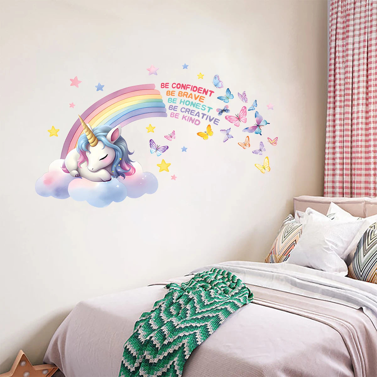 Roze slaapkamer met de muursticker met eenhoorn en regenboog boven het bed