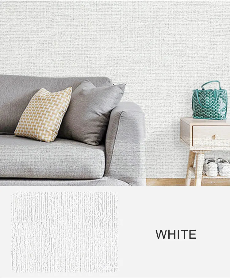 Woonkamer met een witte muur met een reliëfstructuur