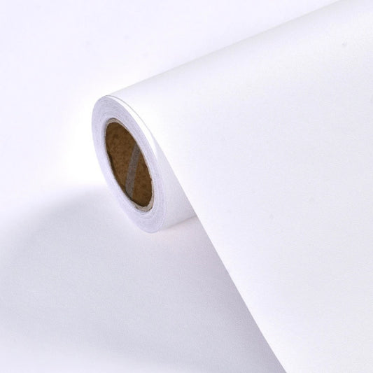 Rolle matte weiße selbstklebende Folie auf weißem Hintergrund