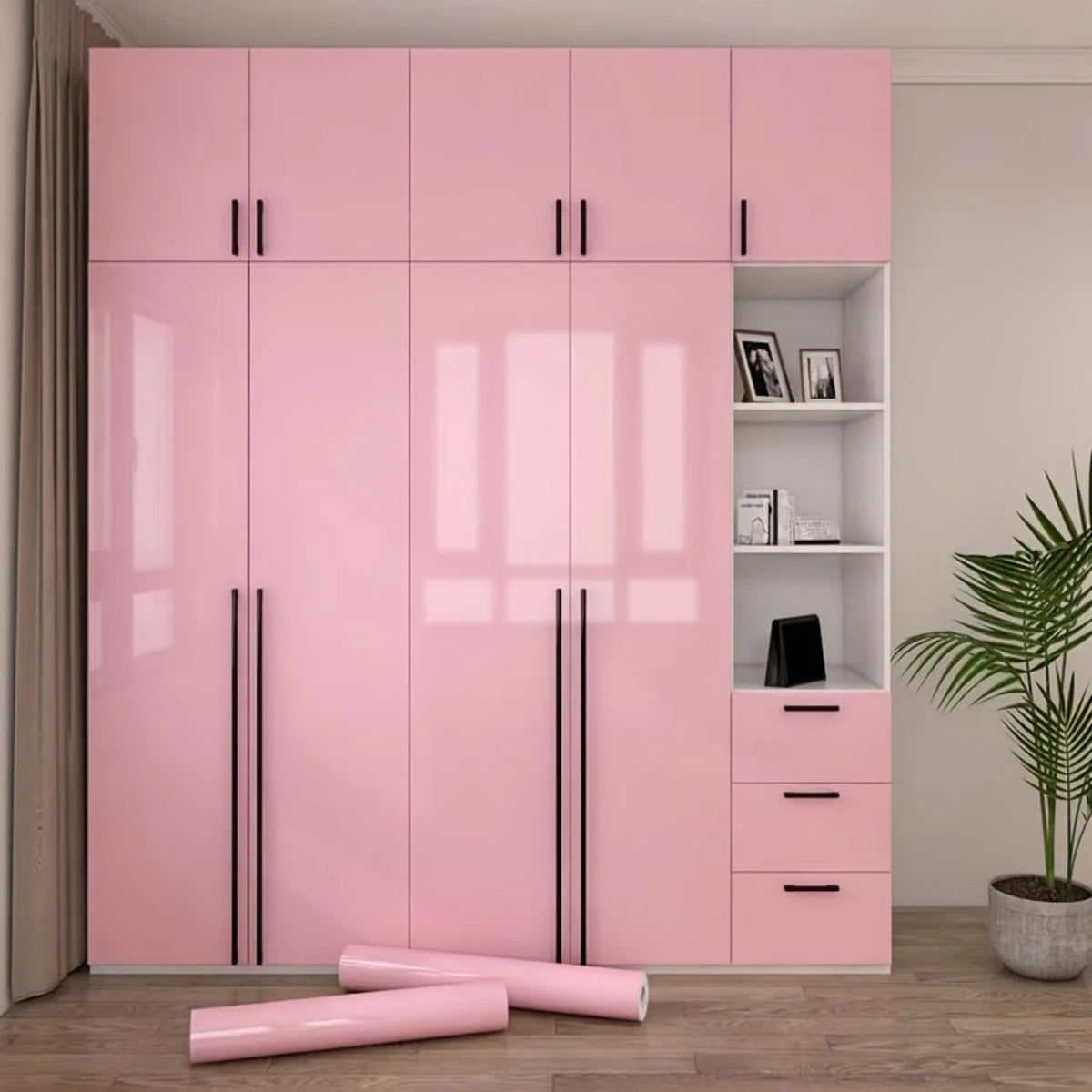 Kleiderschrank mit Türen, die mit glänzender rosa Möbelfolie beklebt sind
