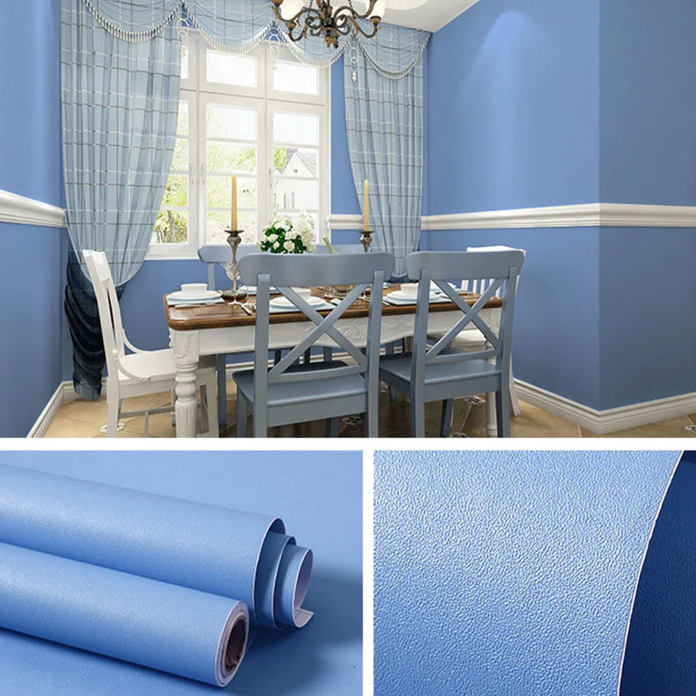 Esszimmer mit hellblauer Wand und zwei Details der Rollen hellblauer selbstklebender Tapete