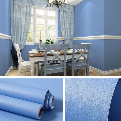 Esszimmer mit hellblauer Wand und zwei Details der Rollen hellblauer selbstklebender Tapete