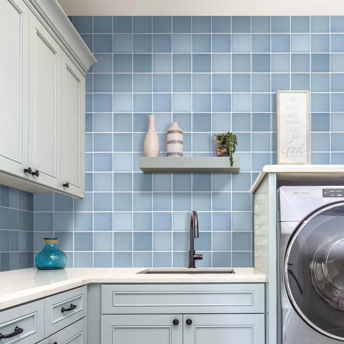 Bijkeuken met de muur bedekt met hemelsblauwe vierkanten