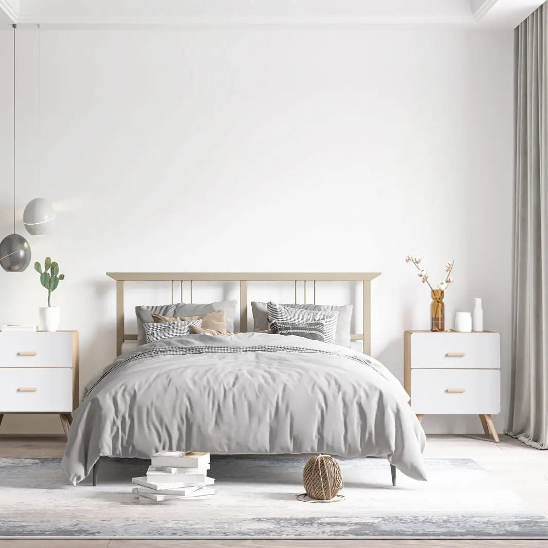 Schlafzimmer mit großer weißer Wand, hellgrauem Bett und weißen Nachttischen