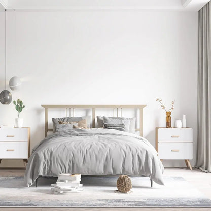 Schlafzimmer mit großer weißer Wand, hellgrauem Bett und weißen Nachttischen