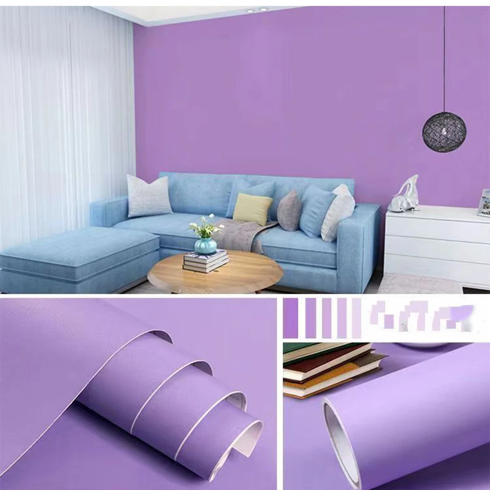 Wohnzimmer mit violetter Wand und zwei Details der Rollen violetter selbstklebender Tapete