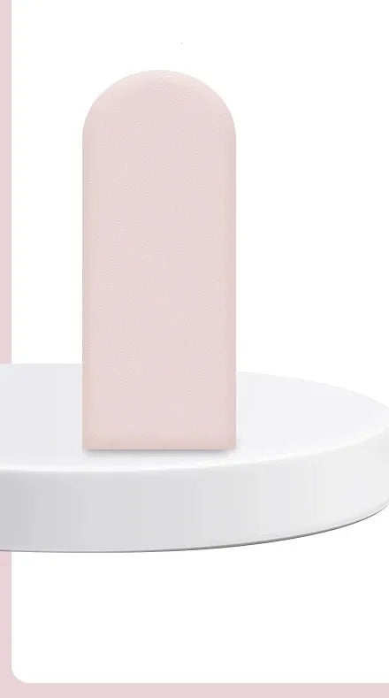 Roze hoofdbordpaneel met een boog op een wit voetstuk