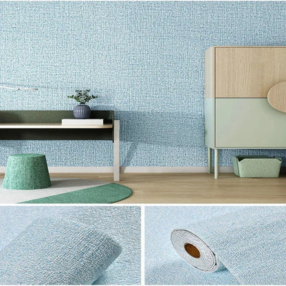 Muur bekleed met lichtblauwe linnenlook, met de rol en een close-up van de weving