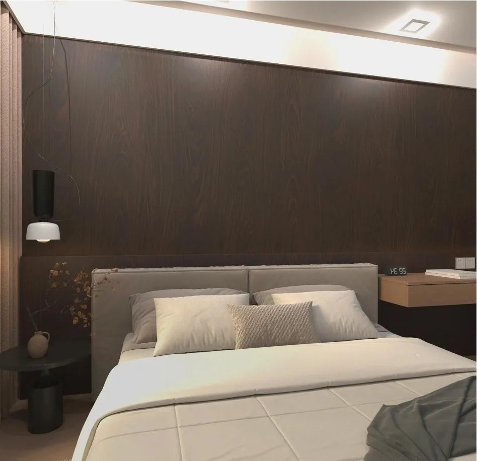 Schlafzimmer mit Wand in dunkler Holzoptik hinter dem Bett
