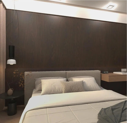 Schlafzimmer mit Wand in dunkler Holzoptik hinter dem Bett
