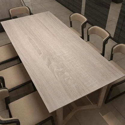 Esstisch mit einer Platte, beklebt mit heller beiger Klebefolie in Holzoptik