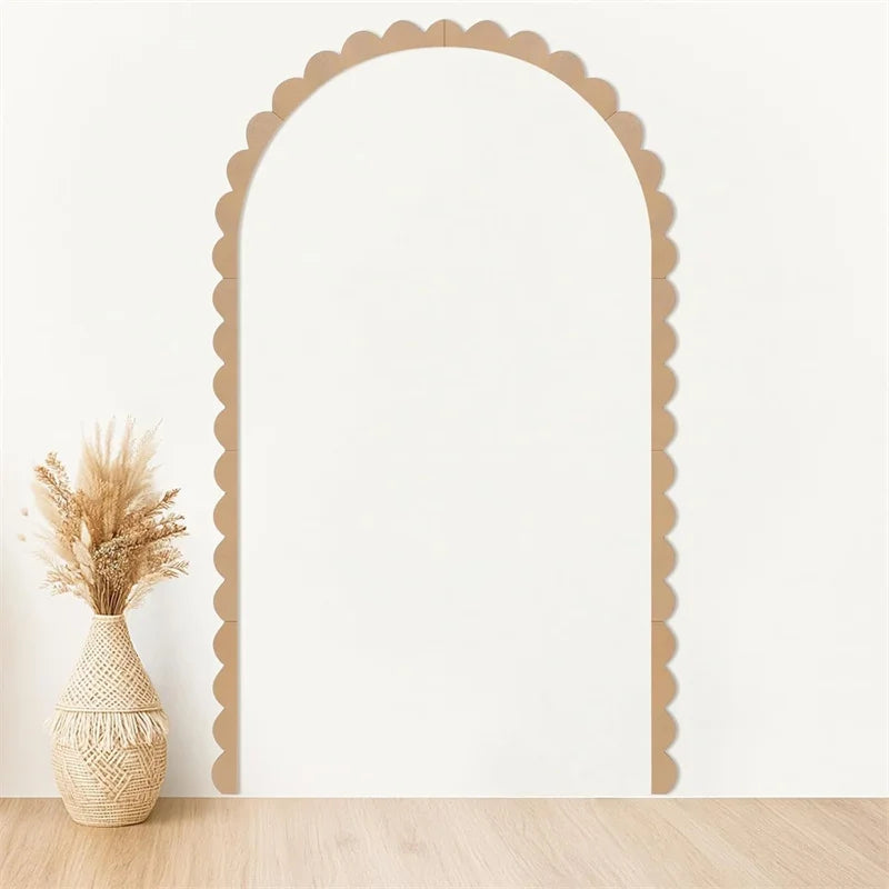 Decoratieve houten boog met schulprand op een lichte muur naast een vaas