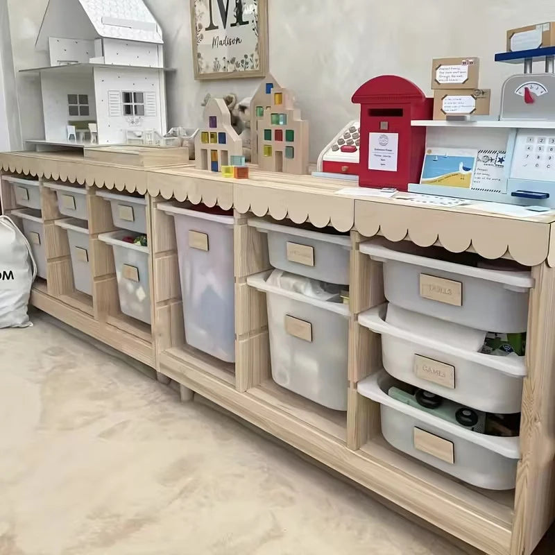 Houten kast met opbergdozen en een schulprand langs de bovenkant