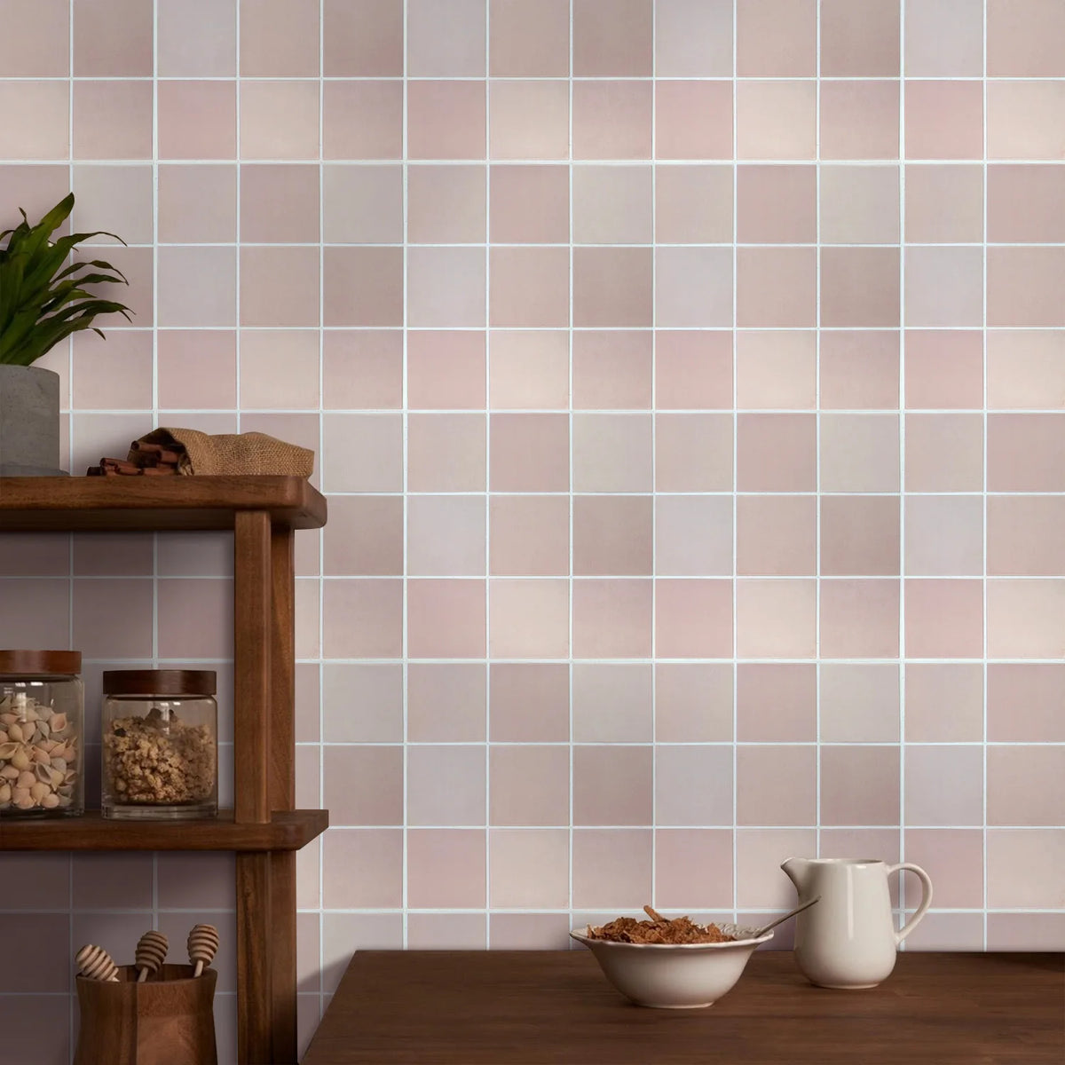 Lichtroze muur bedekt met de platen, naast een houten plank