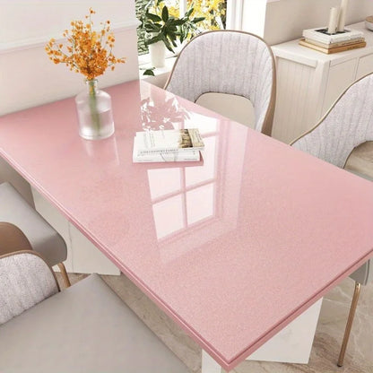 Tisch, dessen Platte mit glänzender rosa Möbelfolie mit glänzender Körnung beklebt ist