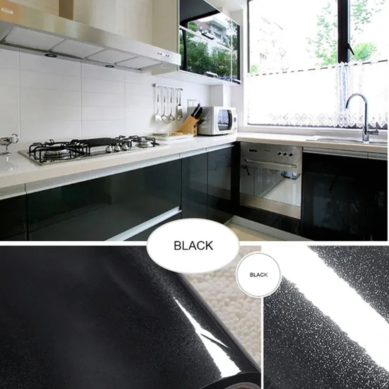 Küche mit glänzenden schwarzen Türen, mit Möbelfolie beklebt, und Nahaufnahmen der schwarzen Rolle