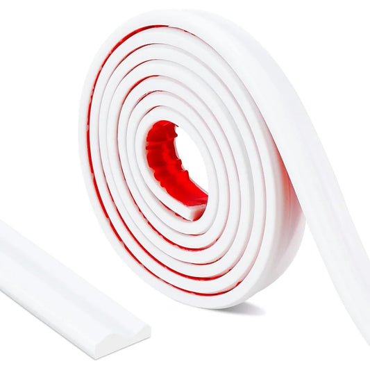 Rol witte zelfklevende sierlijst met een rode kleefstrip, op een witte achtergrond
