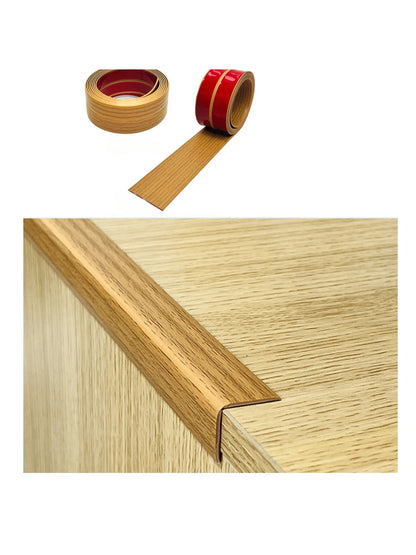 Rollen selbstklebender Zierleiste in Holzoptik und eine Holzecke, abgedeckt mit der zu einem L gefalteten Leiste