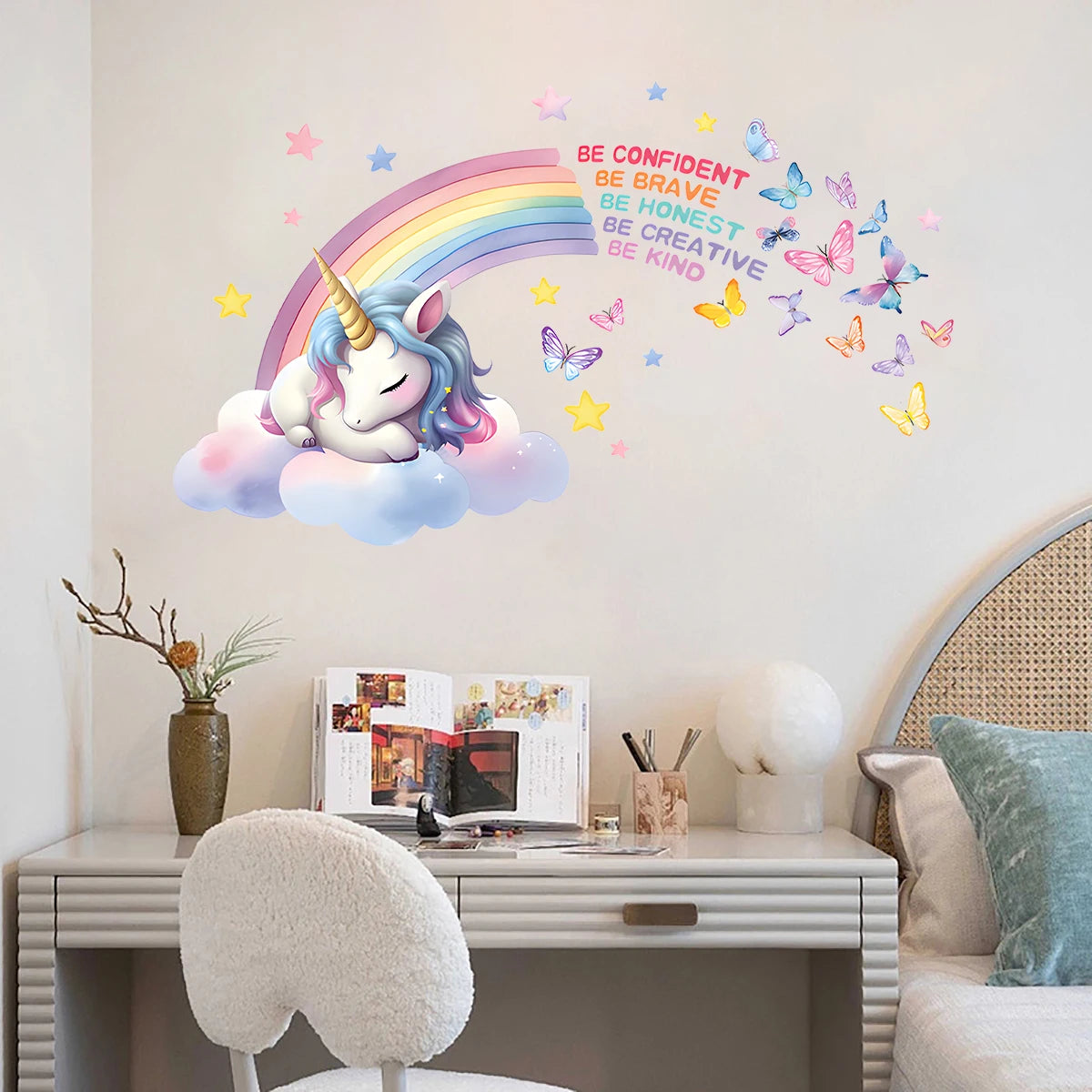 Bureau voor een muur met de muursticker met eenhoorn en regenboog