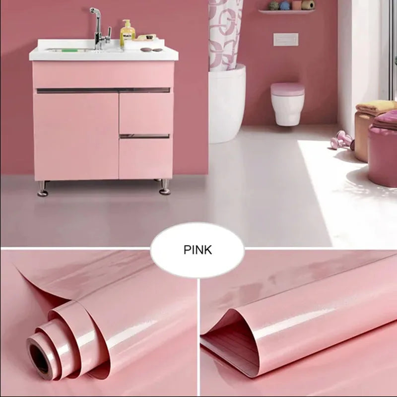 Rosa Badschrank mit Möbelfolie mit Perlmuttglanz beklebt und Nahaufnahmen der rosa Rolle