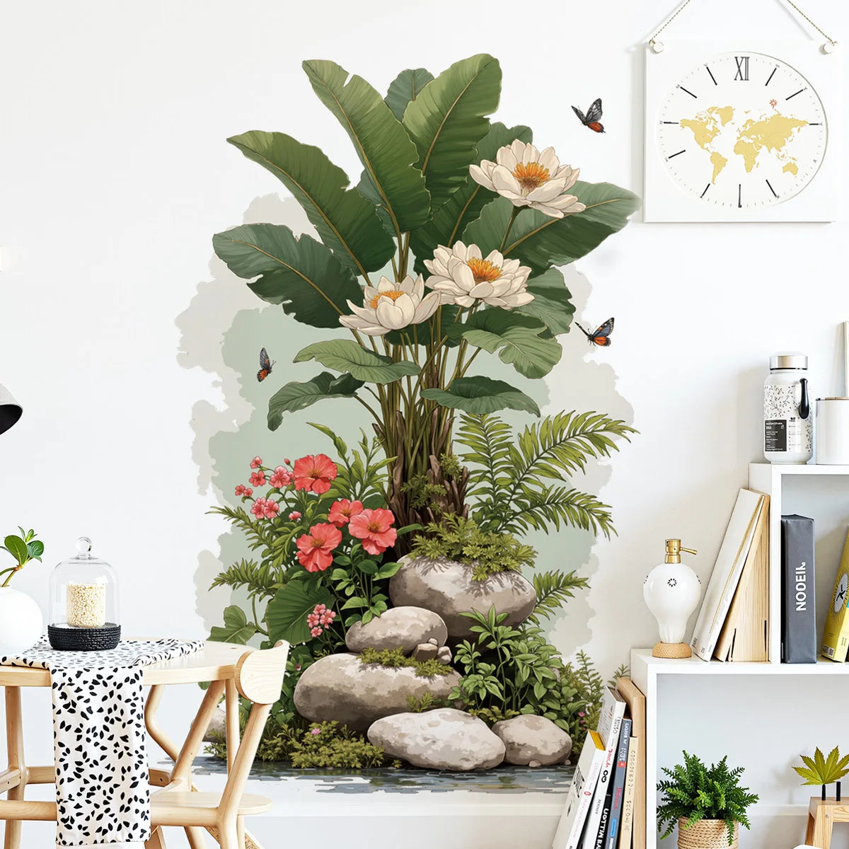 Muursticker met een tropische plant bij een eettafel en een plank