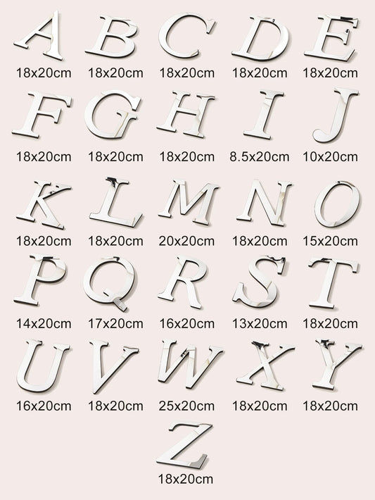 Alfabet van zilverkleurige letters met spiegeleffect met de breedte van elke letter, hoogte 20 cm