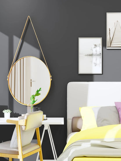 Schlafzimmer mit einer Wand, die mit dunkelgrauer Möbelfolie beklebt ist, und einem runden Spiegel