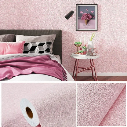 Muur bekleed met roze fijne korrel, met de rol en een staal