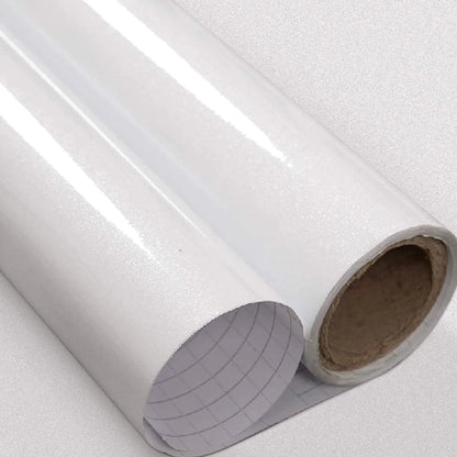 Zwei Rollen glänzende weiße Möbelfolie mit dem Rasterpapier auf der Rückseite