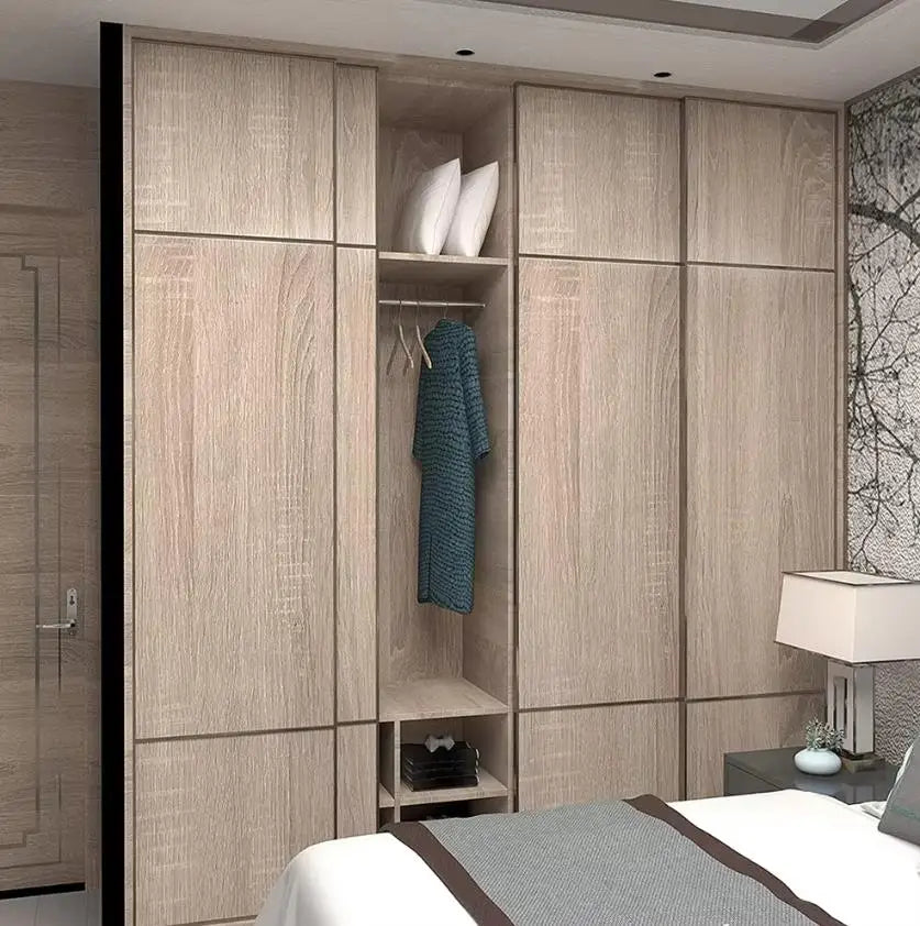 Einbauschrank in einem Schlafzimmer, Türen mit Klebefolie in Holzoptik beklebt