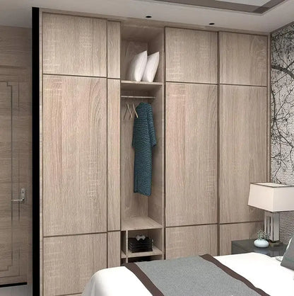 Einbauschrank in einem Schlafzimmer, Türen mit Klebefolie in Holzoptik beklebt