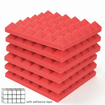 Stapel aus sechs roten Akustikschaumstoff-Paneelen mit Pyramidenprofil auf weißem Hintergrund