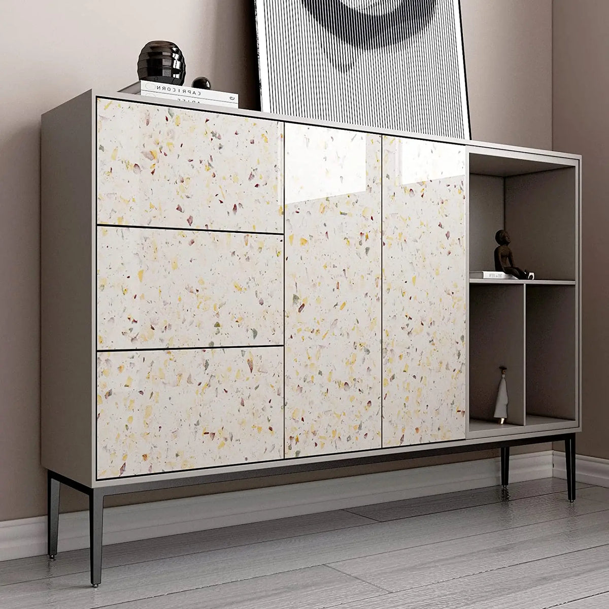 Sideboard mit Türen, beklebt mit beiger Möbelfolie in Terrazzooptik