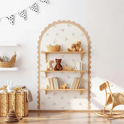 Decoratieve boog met schulprand rond een plank met boeken en knuffels in een kinderkamer