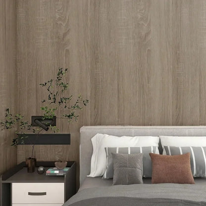 Wand hinter dem Bett mit Klebefolie in graubeiger Holzoptik beklebt