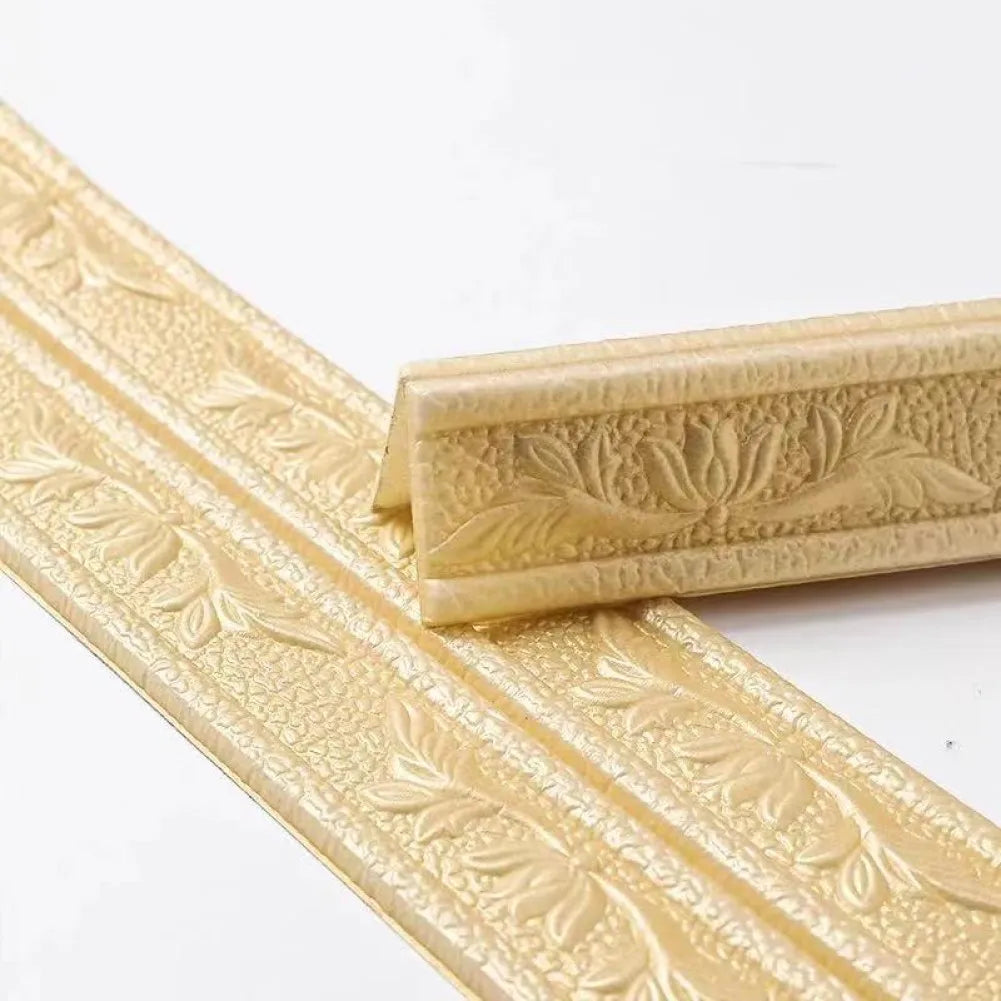 Hellgoldene selbstklebende Zierleiste im 90°-Winkel gebogen, mit Blumenrelief