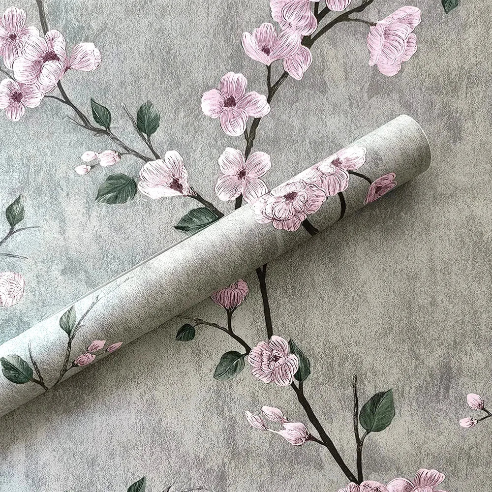 Rolle graue selbstklebende Tapete mit rosa Blumen und Zweigen, auf demselben Muster liegend