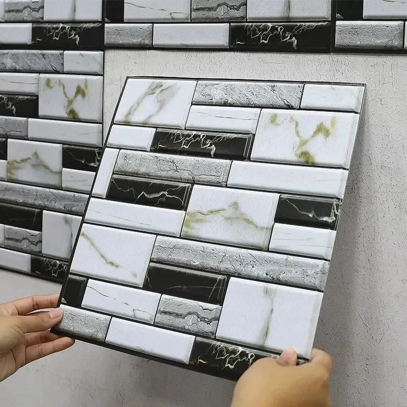 3D PVC-paneel met een zwart-witte marmerlook, voor de muur gehouden voor het plaatsen