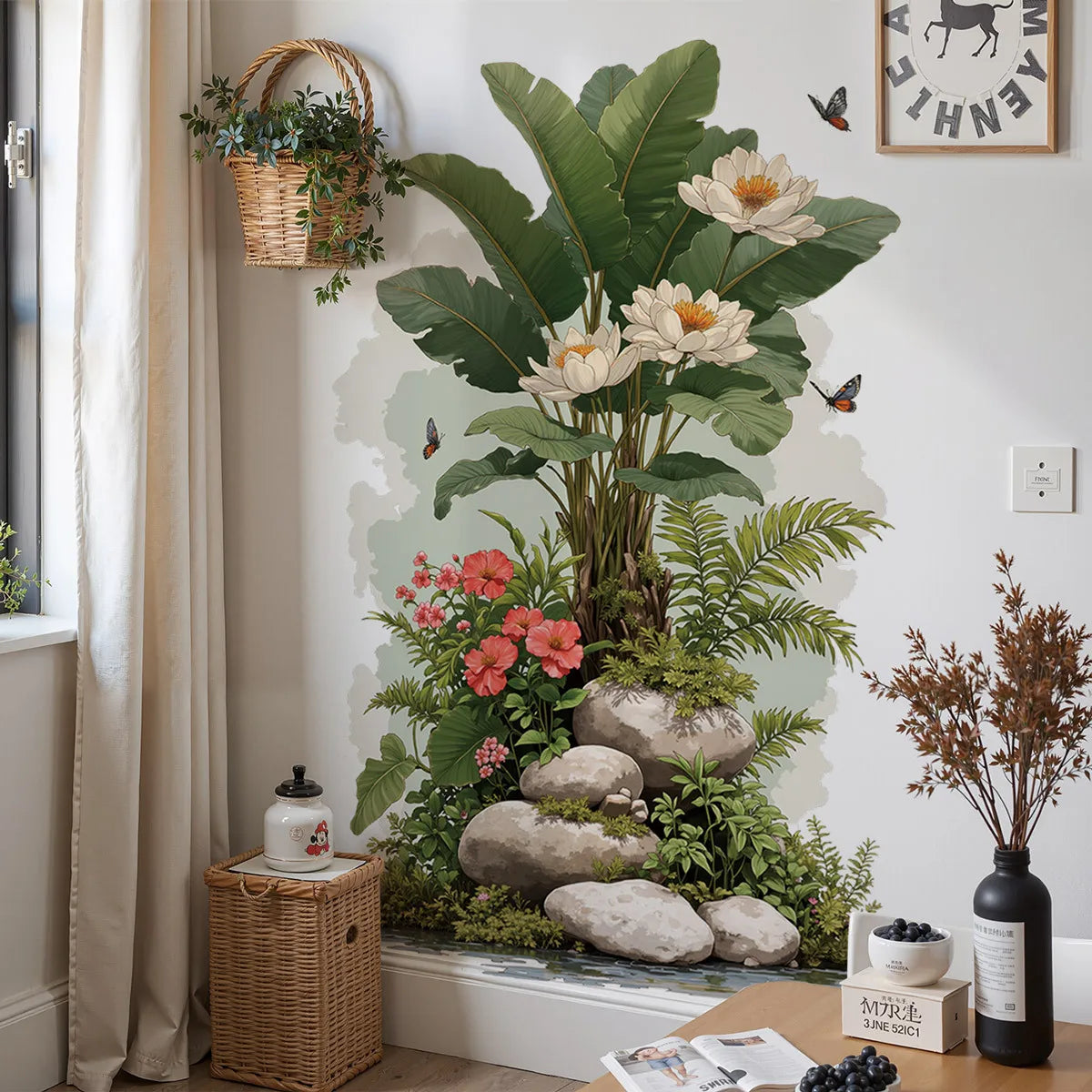 Muursticker met een tropische plant in een hoek naast de gordijnen